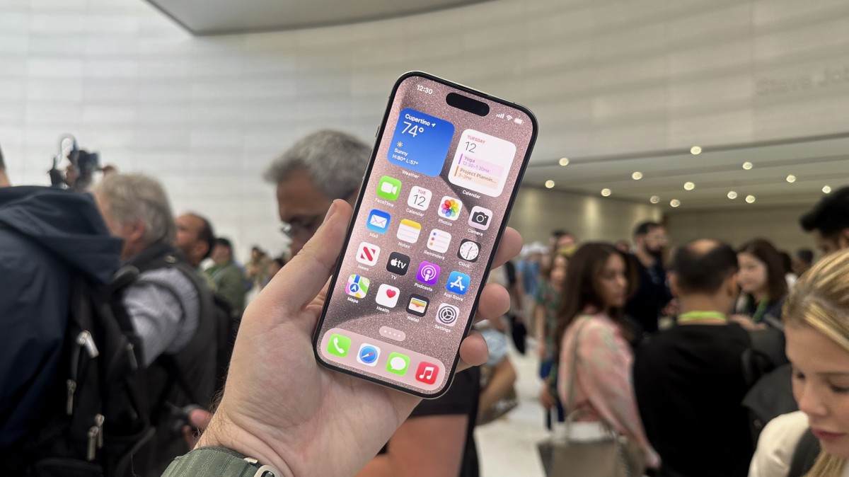 iPhone 15 Pro features a 6.1-inch display.